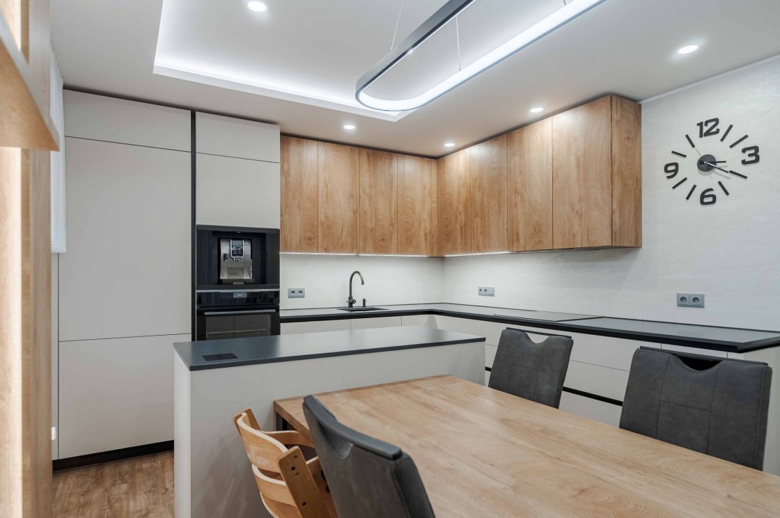 Tato kuchyňská linka byla zrealizována pro našeho zákazníka v České Třebové (autor projektu: Petr Švehlák – kuchyňské studio Litomyšl).