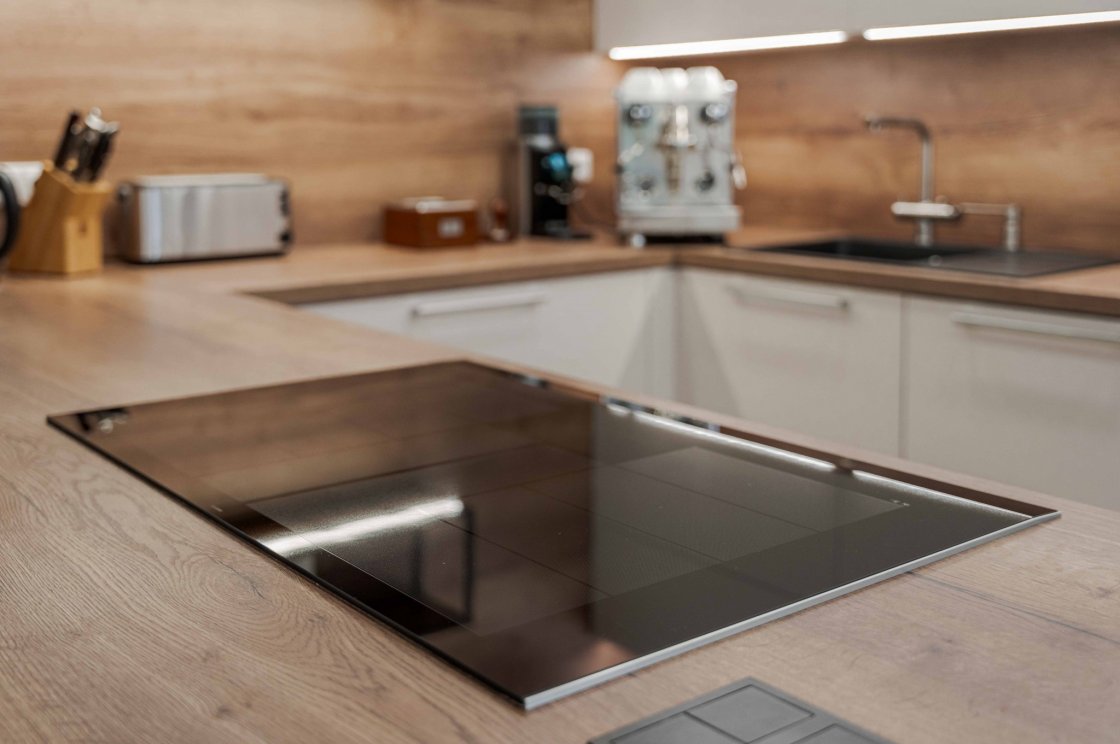 Tato kuchyňská linka byla zrealizována pro našeho zákazníka v Lanškrouně (autor projektu: Lenka Hofericová – kuchyňské studio Litomyšl).