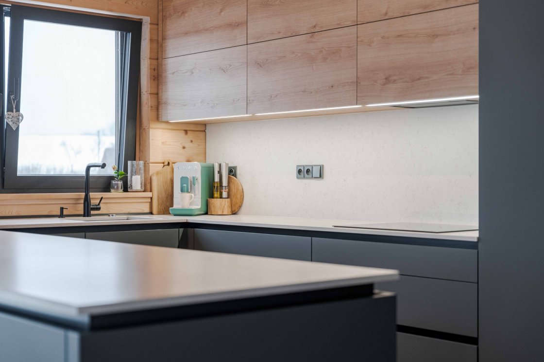 Tato kuchyňská linka byla zrealizována pro našeho zákazníka v Sopotnici (autor projektu: Petr Švehlák – kuchyňské studio Litomyšl).