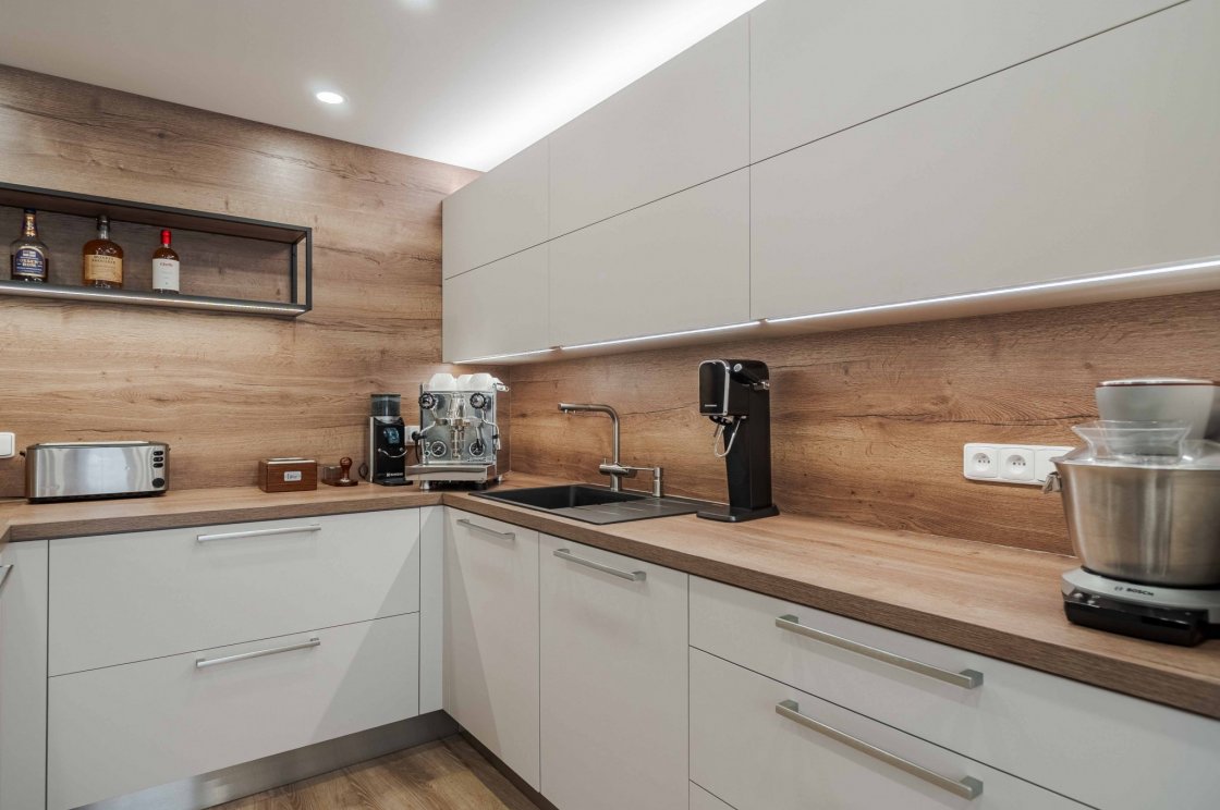 Tato kuchyňská linka byla zrealizována pro našeho zákazníka v Lanškrouně (autor projektu: Lenka Hofericová – kuchyňské studio Litomyšl).