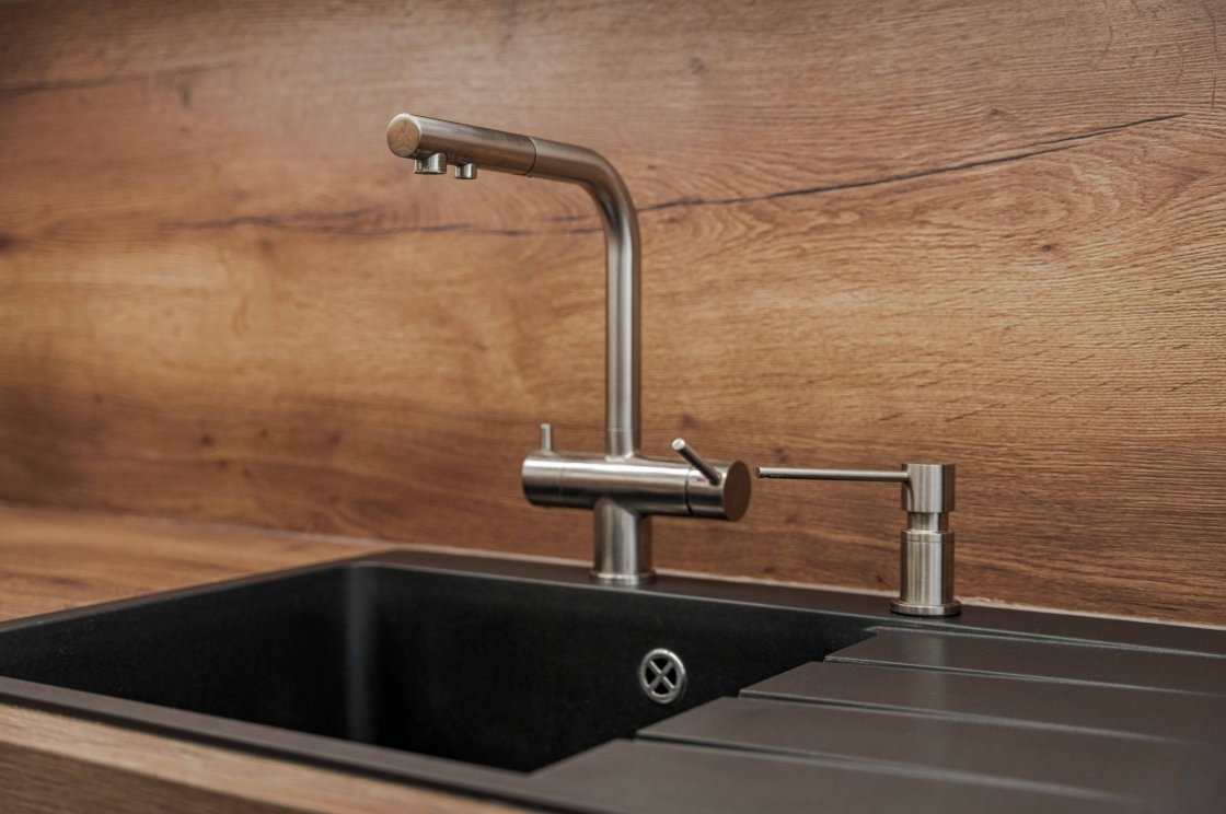 Tato kuchyňská linka byla zrealizována pro našeho zákazníka v Lanškrouně (autor projektu: Lenka Hofericová – kuchyňské studio Litomyšl).