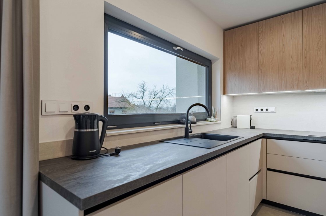 Tato kuchyňská linka byla zrealizována pro našeho zákazníka v Chocni (autor projektu: Petr Švehlák – kuchyňské studio Litomyšl).