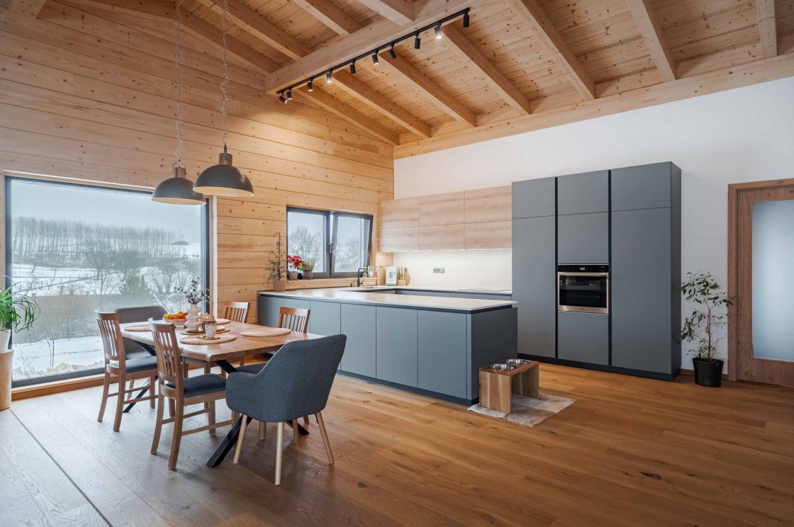 Tato kuchyňská linka byla zrealizována pro našeho zákazníka v Sopotnici (autor projektu: Petr Švehlák – kuchyňské studio Litomyšl).