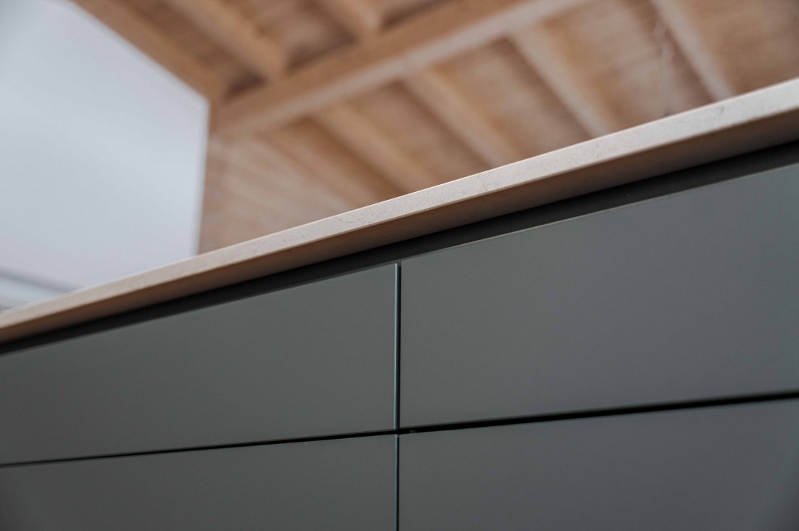 Tato kuchyňská linka byla zrealizována pro našeho zákazníka v Sopotnici (autor projektu: Petr Švehlák – kuchyňské studio Litomyšl).