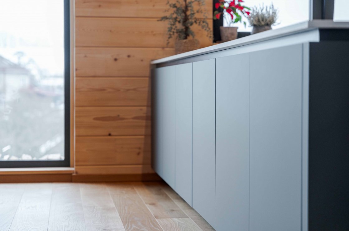 Tato kuchyňská linka byla zrealizována pro našeho zákazníka v Sopotnici (autor projektu: Petr Švehlák – kuchyňské studio Litomyšl).