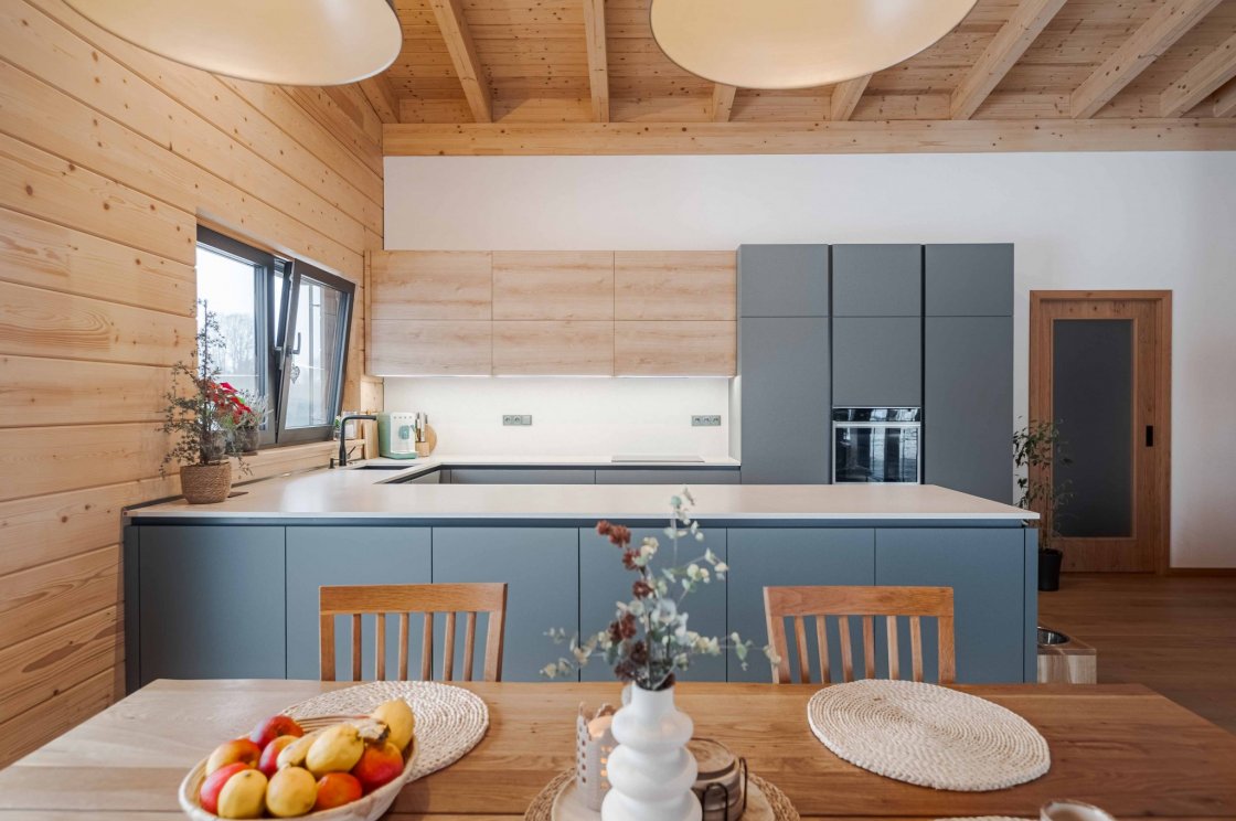 Tato kuchyňská linka byla zrealizována pro našeho zákazníka v Sopotnici (autor projektu: Petr Švehlák – kuchyňské studio Litomyšl).