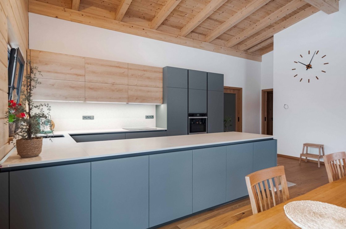 Tato kuchyňská linka byla zrealizována pro našeho zákazníka v Sopotnici (autor projektu: Petr Švehlák – kuchyňské studio Litomyšl).