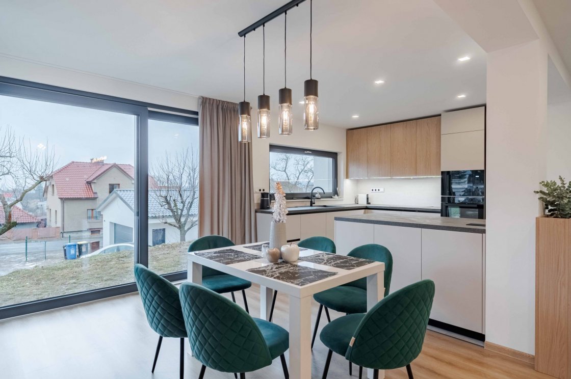 Tato kuchyňská linka byla zrealizována pro našeho zákazníka v Chocni (autor projektu: Petr Švehlák – kuchyňské studio Litomyšl).